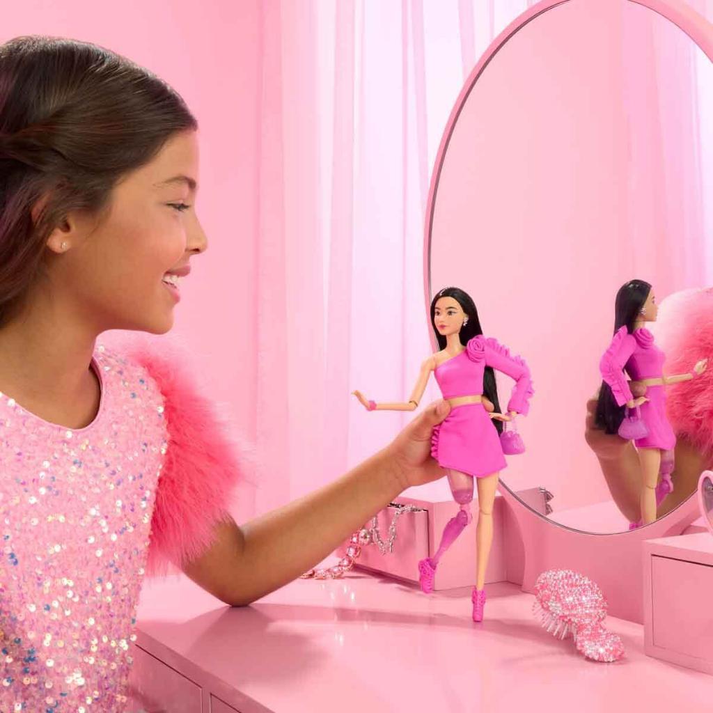 Barbie Deluxe Style Işıltılı Protez Bacaklı Bebek HVY24-HYV26 Barbie Deluxe Style Işıltılı Protez Bacaklı Bebek HVY24-HYV26